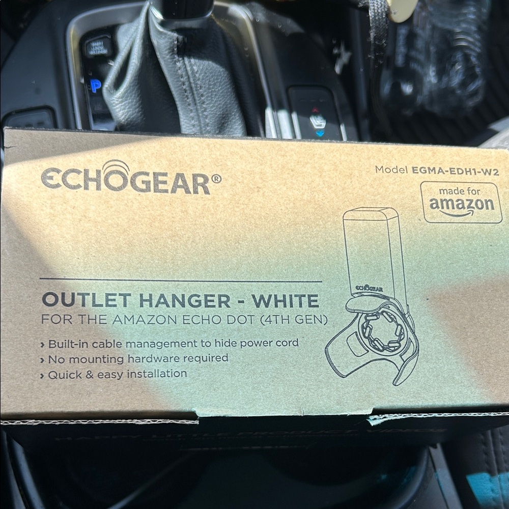 White Outlet Hanger for Amazon Echo Dot (4th Gen)